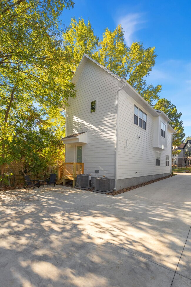 Building Photo - 1324 Van Buren Ave