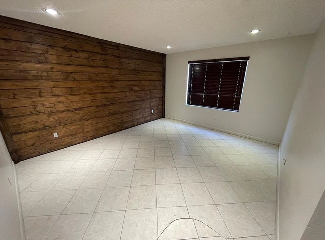 Building Photo - 2045 S 14th Ave