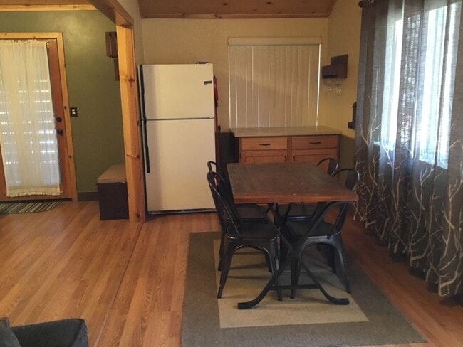 Building Photo - Big Bear Lake- 2 Bedroom 2 Bath Cabin