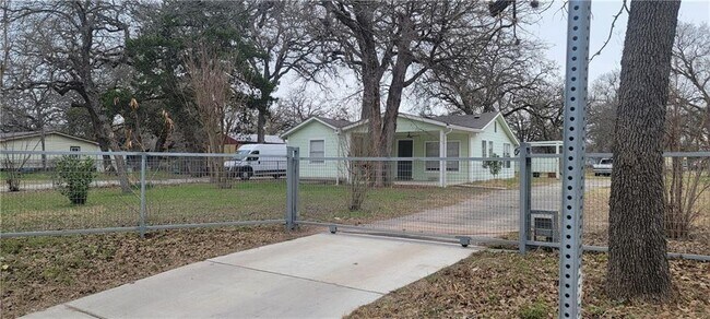 Building Photo - 611 Thrasher Ln