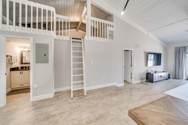 Building Photo - 2250 Buttonwood Ave