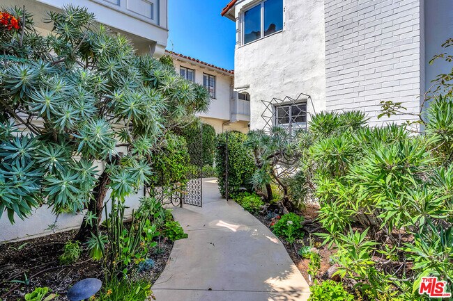 Building Photo - 10801 Lindbrook Dr