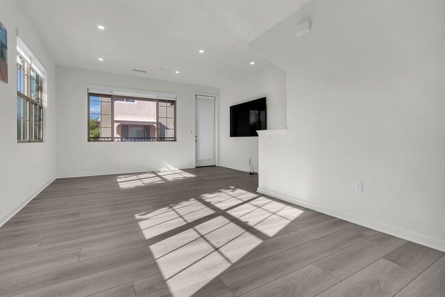 Building Photo - 711 Spring Gdn