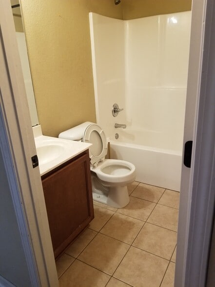 Guest Bath - 14108 magnolia glenn