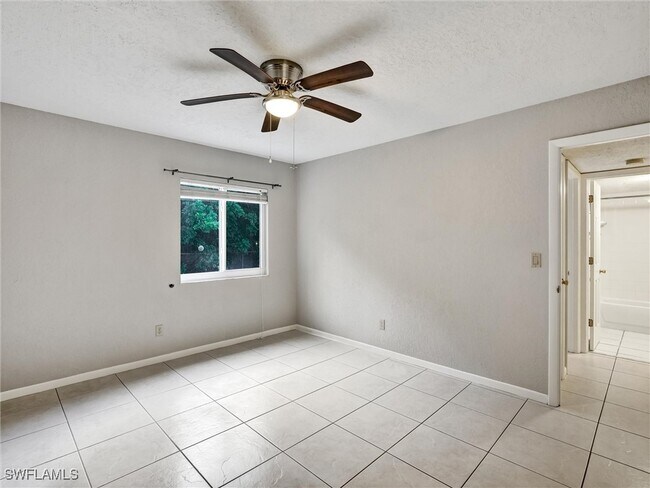 Building Photo - 4621 Bayshore Dr