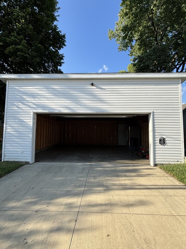 Building Photo - 1155 E Rich St