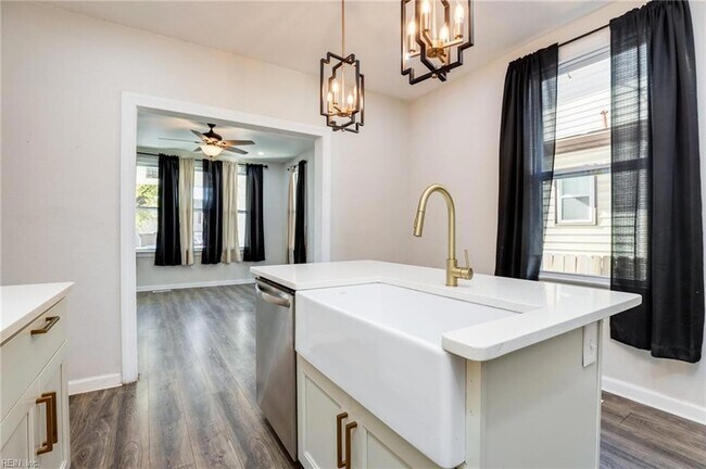 Building Photo - 1914 King St