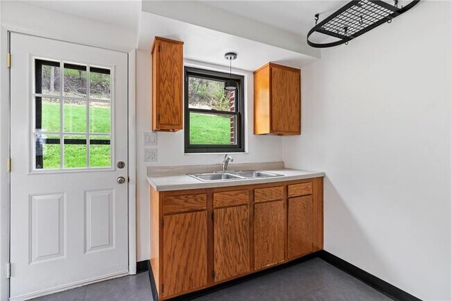 Building Photo - 5408 Verona Rd