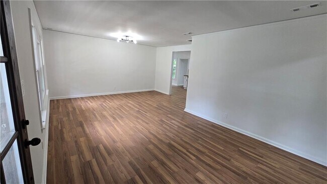 Building Photo - 2084 Snow Rd SW