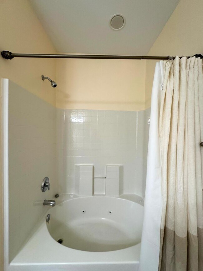 Building Photo - Charming 3 Bed 2 Bath Condo in Fayetteville