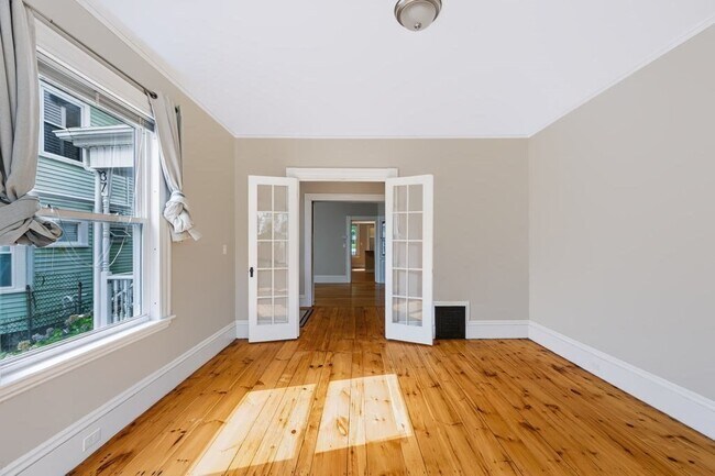 Building Photo - 37 Thorndike St