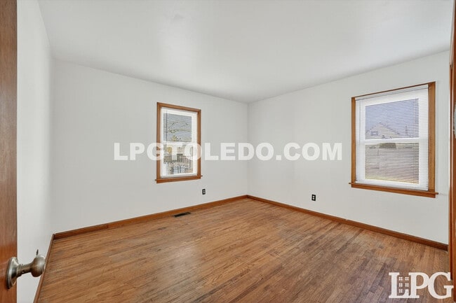 Building Photo - 1525 Akron St