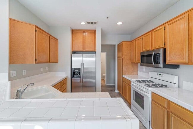 Building Photo - Gorgeous Town Home- Gated community- Pool