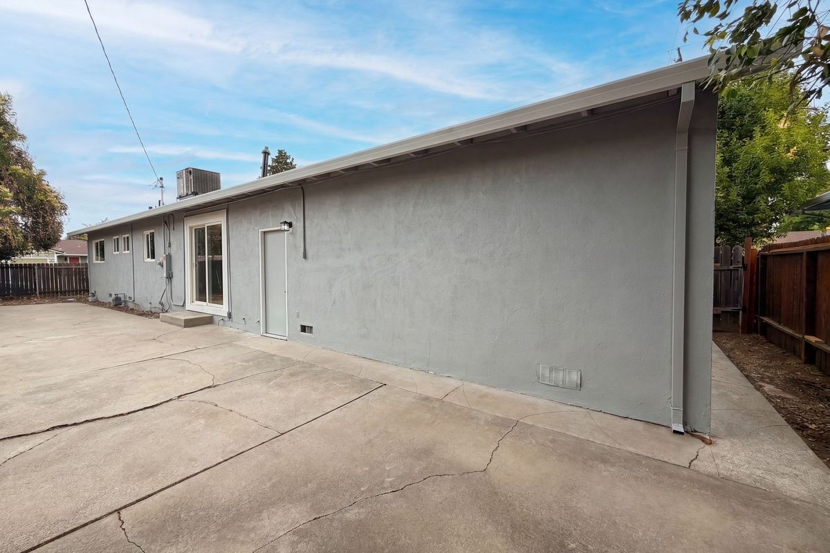Building Photo - 648 Lewis Ave