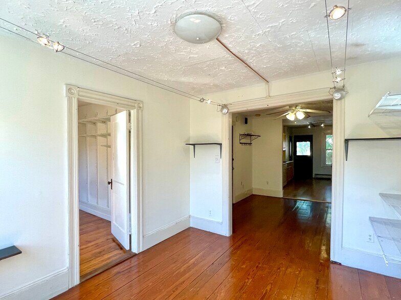 Building Photo - 14 Mead St