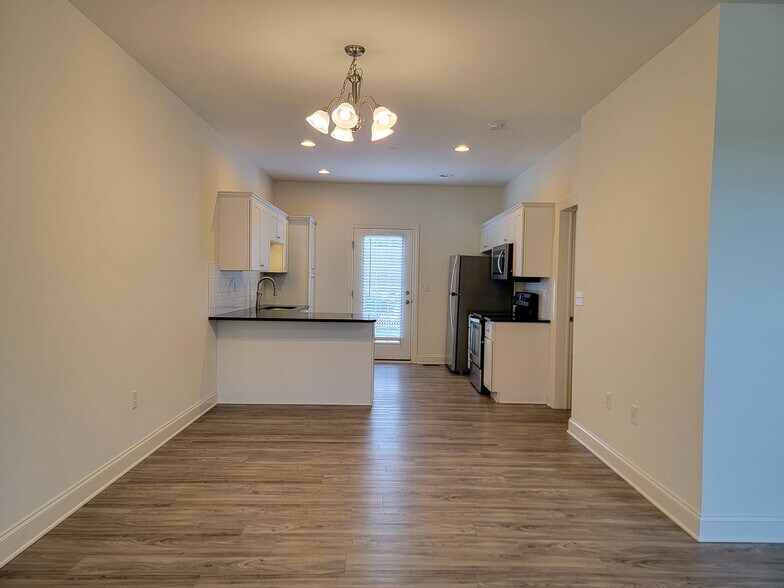 Building Photo - 642 Brentwood Dr