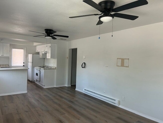 Building Photo - Great Downtown Location
