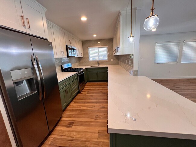 Building Photo - 6946 Cowles Mountain Blvd