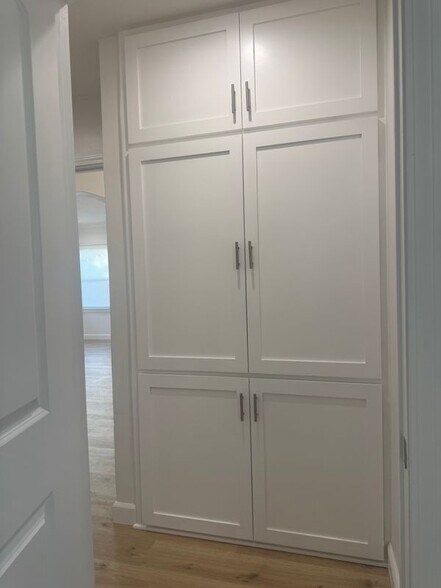 Building Photo - 9924 Rosewood Ave.