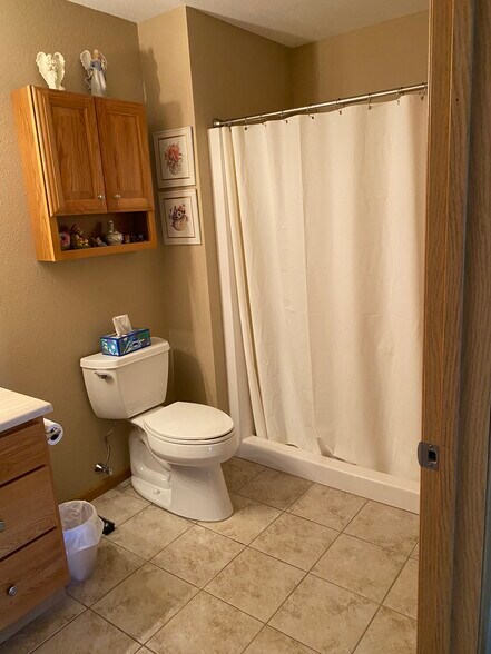 Building Photo - 1402 W Broadway St