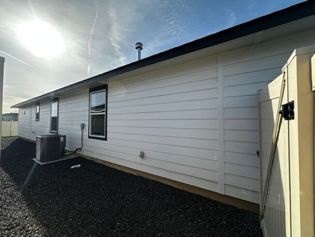 Building Photo - 4 bedroom, 2 bathroom, 2 car garage.