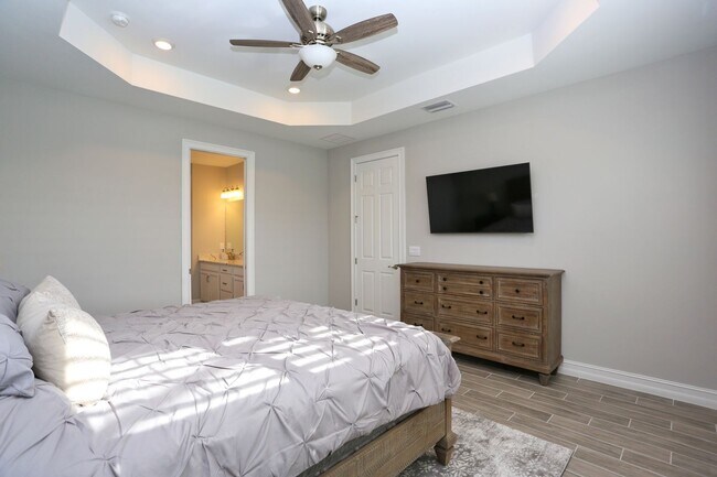 Building Photo - **Brand New, Bright & Beautiful Bonita Spr...