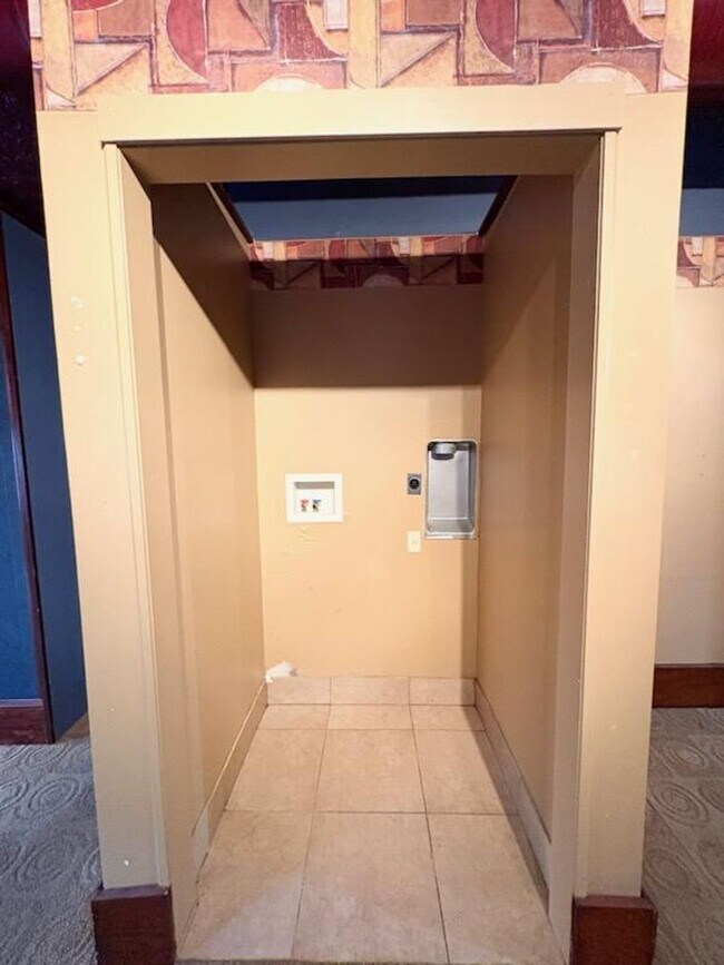 Building Photo - 318 N Main St