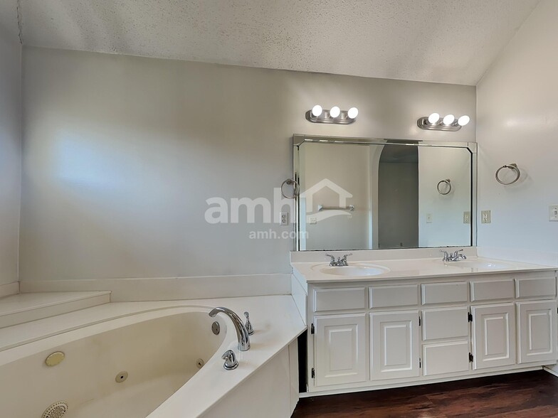 Building Photo - 4920 Misty River Rd