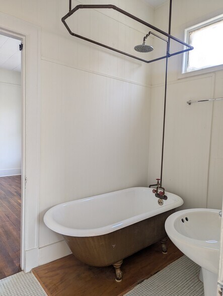 Building Photo - 806 Belhaven St