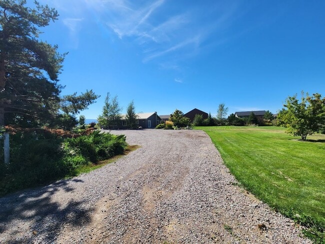 Building Photo - Beautiful Country Townhome!