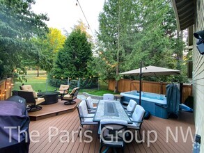 Building Photo - Lake Sammamish Town Home Stuns! Backyard O...