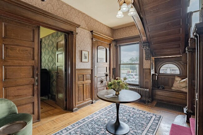 Building Photo - 258 W Market St