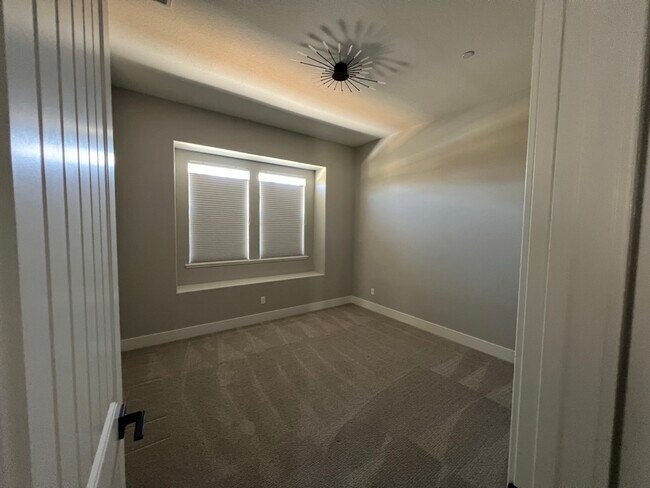 Building Photo - 3005 Shasta Wy