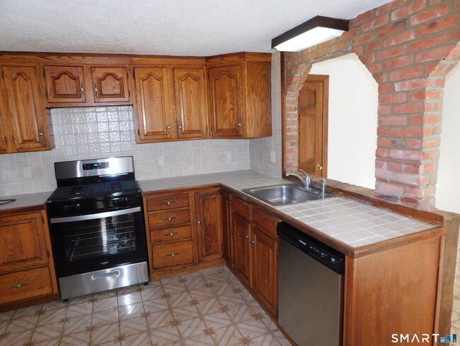 Building Photo - 83 Forest St