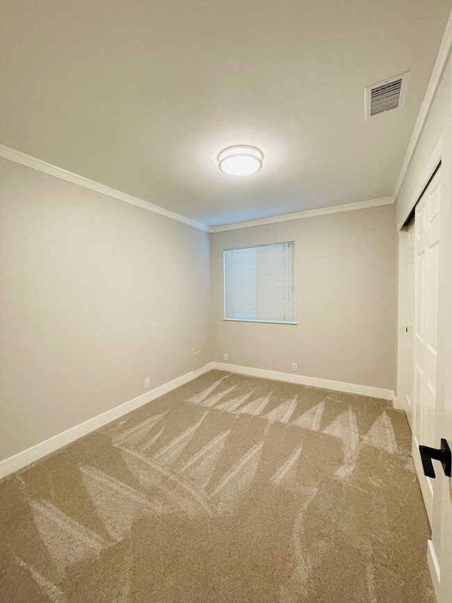 Building Photo - Amazing renovated 4 bedroom 2 full bath si...