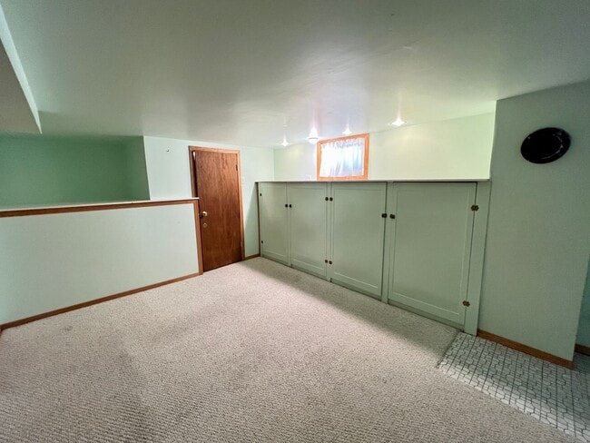 Building Photo - 3 bed 3 bath available!