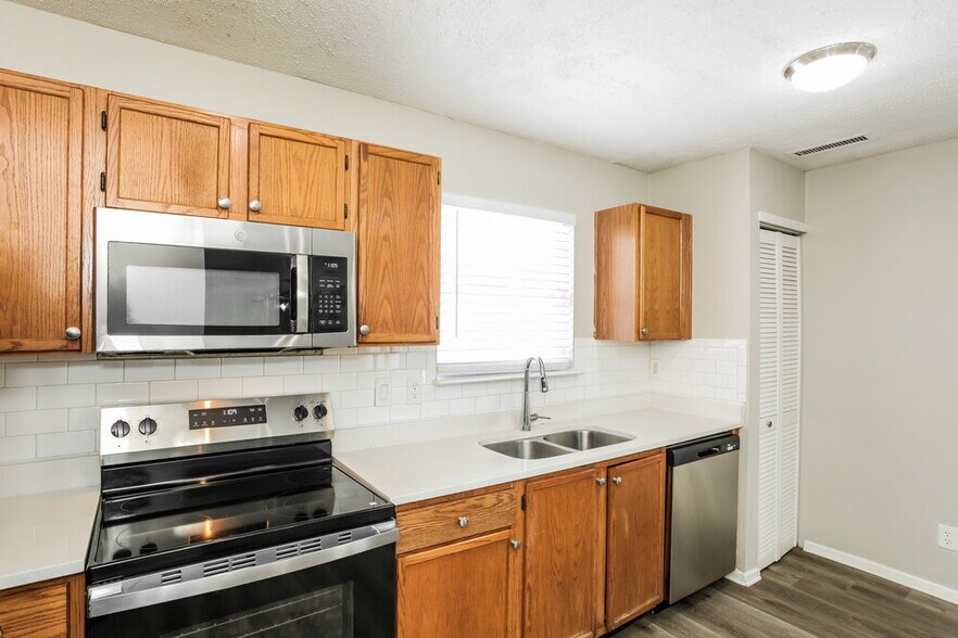 Building Photo - 9117 Cherry Grove Ct