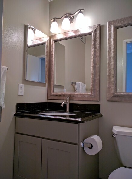 Building Photo - 1566 Capri Dr