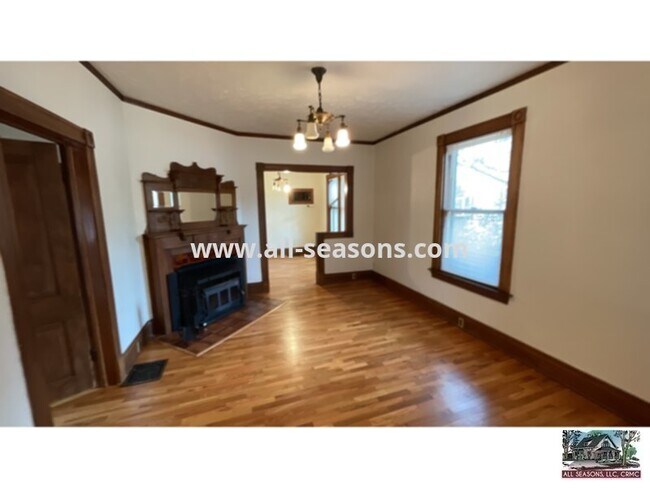 Building Photo - This adorable and spacious main level triplex unit is centrally located and a quick drive or bike ri