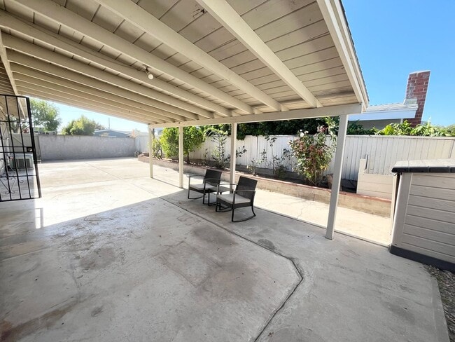 Building Photo - Charming 4 bedroom house + bonus room with extra living room in the heart of Clairemont Mesa!