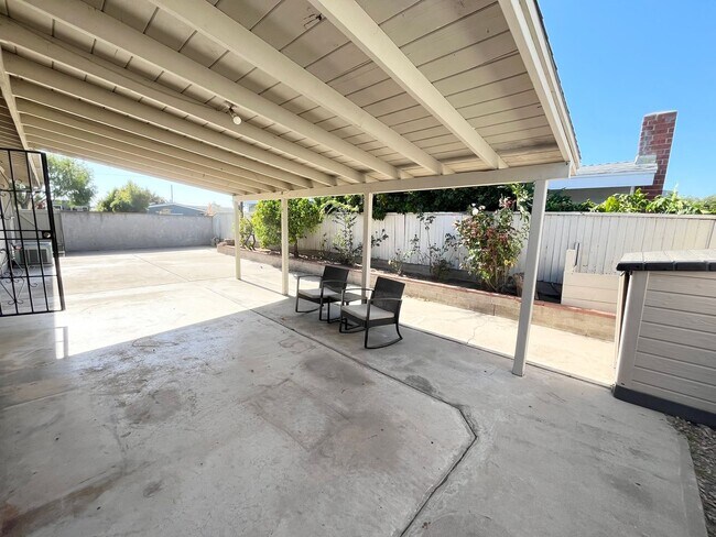 Building Photo - Charming 4 bedroom house with extra living...