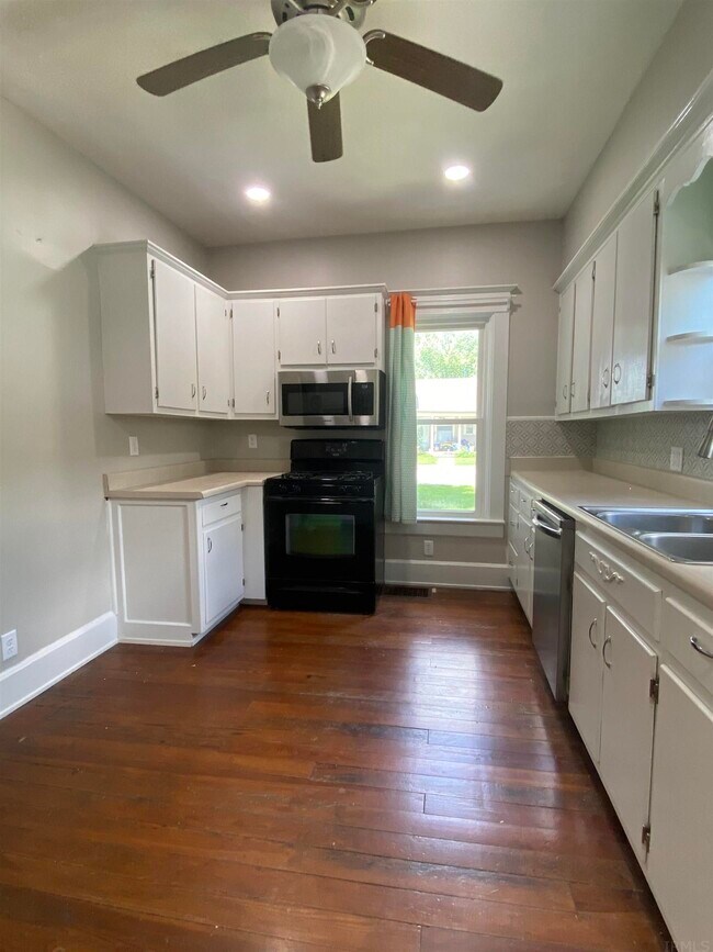 Building Photo - 10336 Walnut St