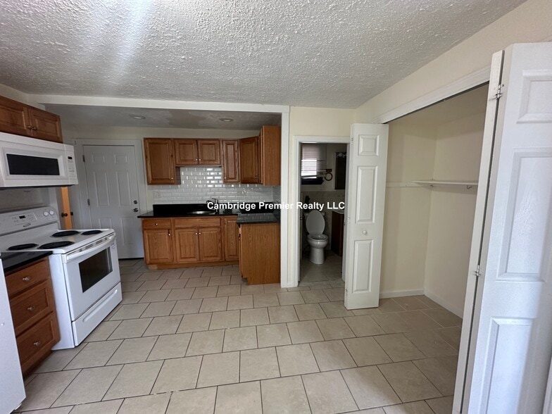 Building Photo - 55 Bonair St