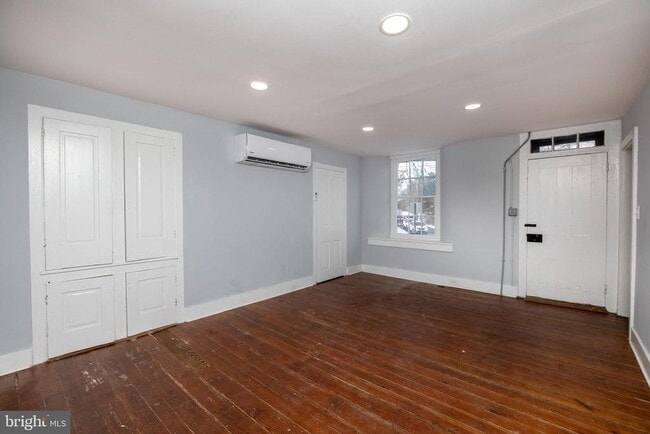 Building Photo - 6192 Lower York Rd