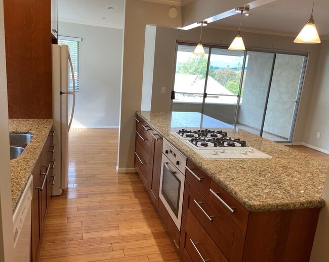 Building Photo - 2 Bed, 1 Bath Townhouse with Detached 2 car garage ready to move in soon!!