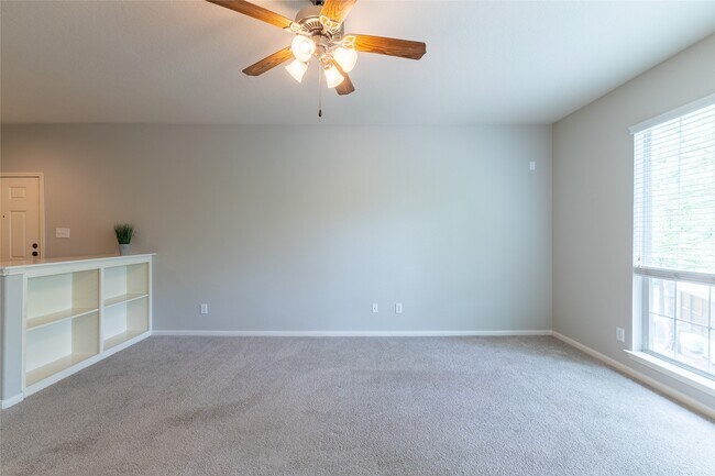 Building Photo - 6607 Lake Woodlands Dr