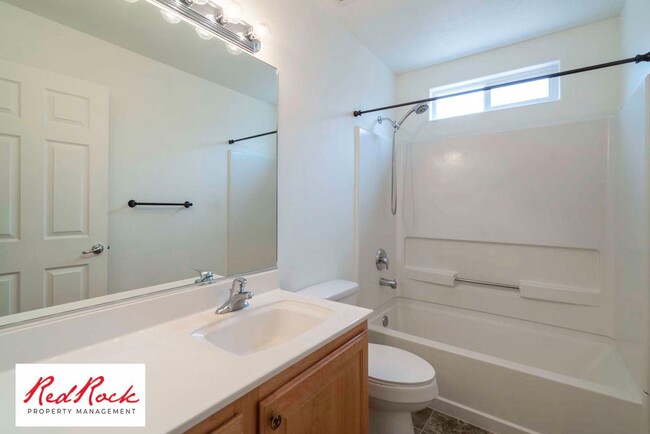 Building Photo - Dog Friendly - 3 Bedroom, 2 Bathroom Prope...