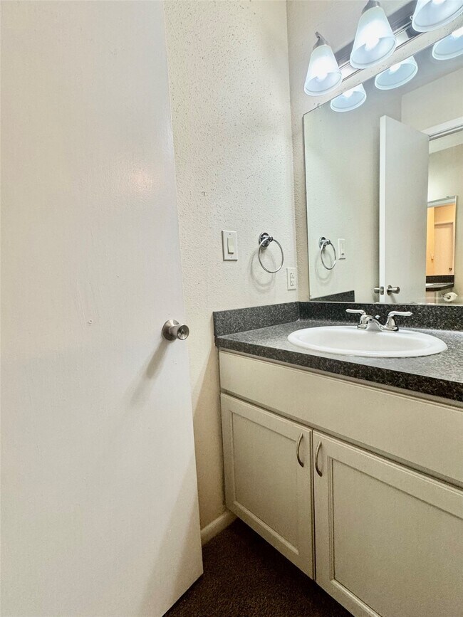 Building Photo - 8100 Cambridge St