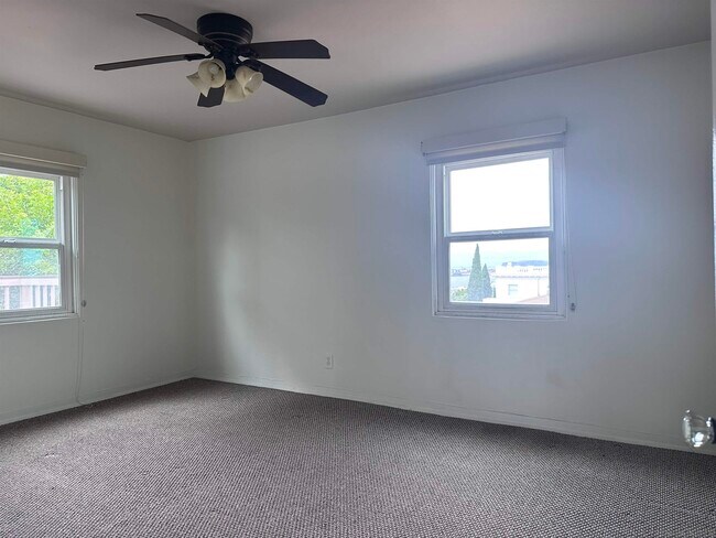 Building Photo - 1121 W Redwood St