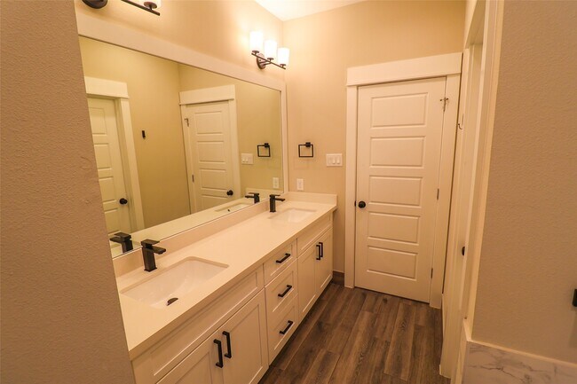 Building Photo - 5213 Pinemont Creek Ln